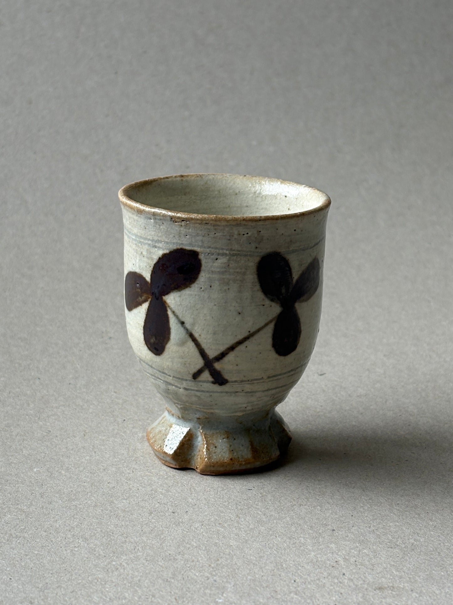 Footed teacup with a foliage motif 01