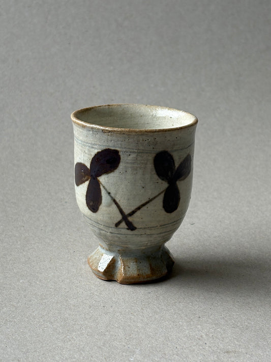 Footed teacup with a foliage motif 01