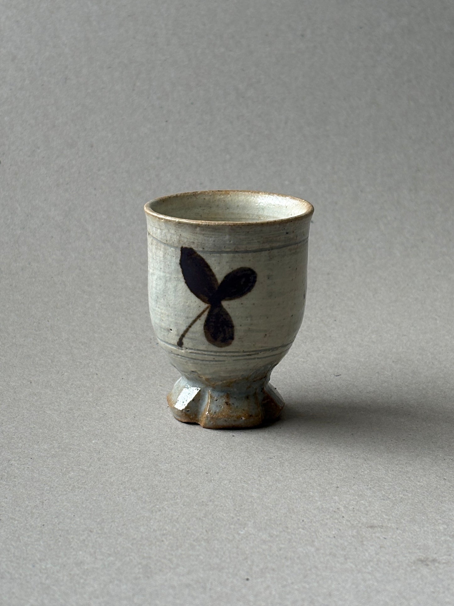 Footed teacup with a foliage motif 01
