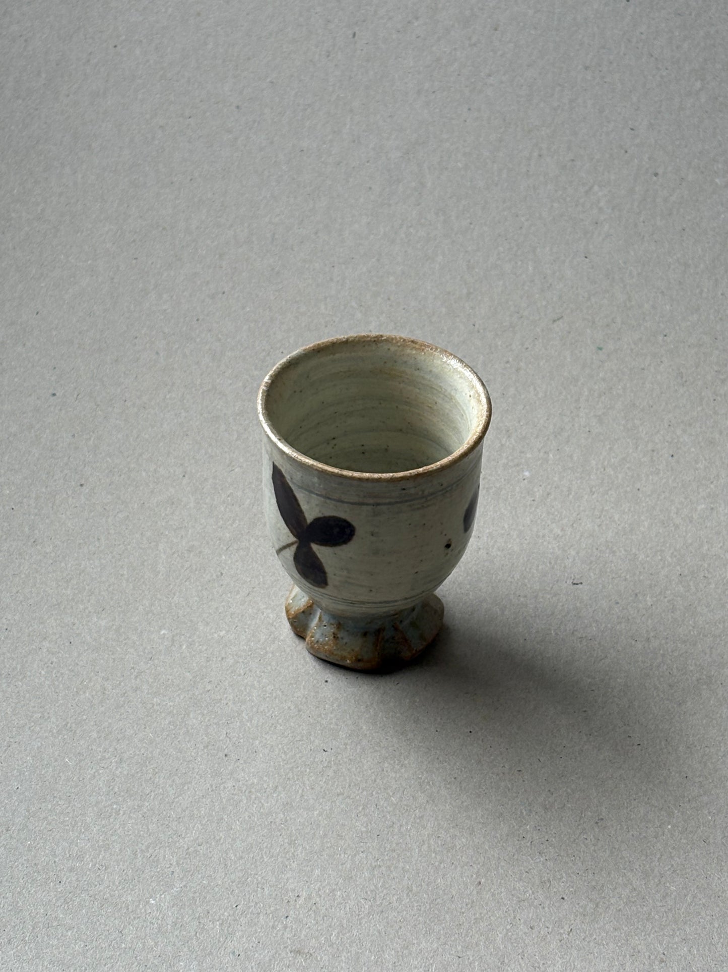 Footed teacup with a foliage motif 01