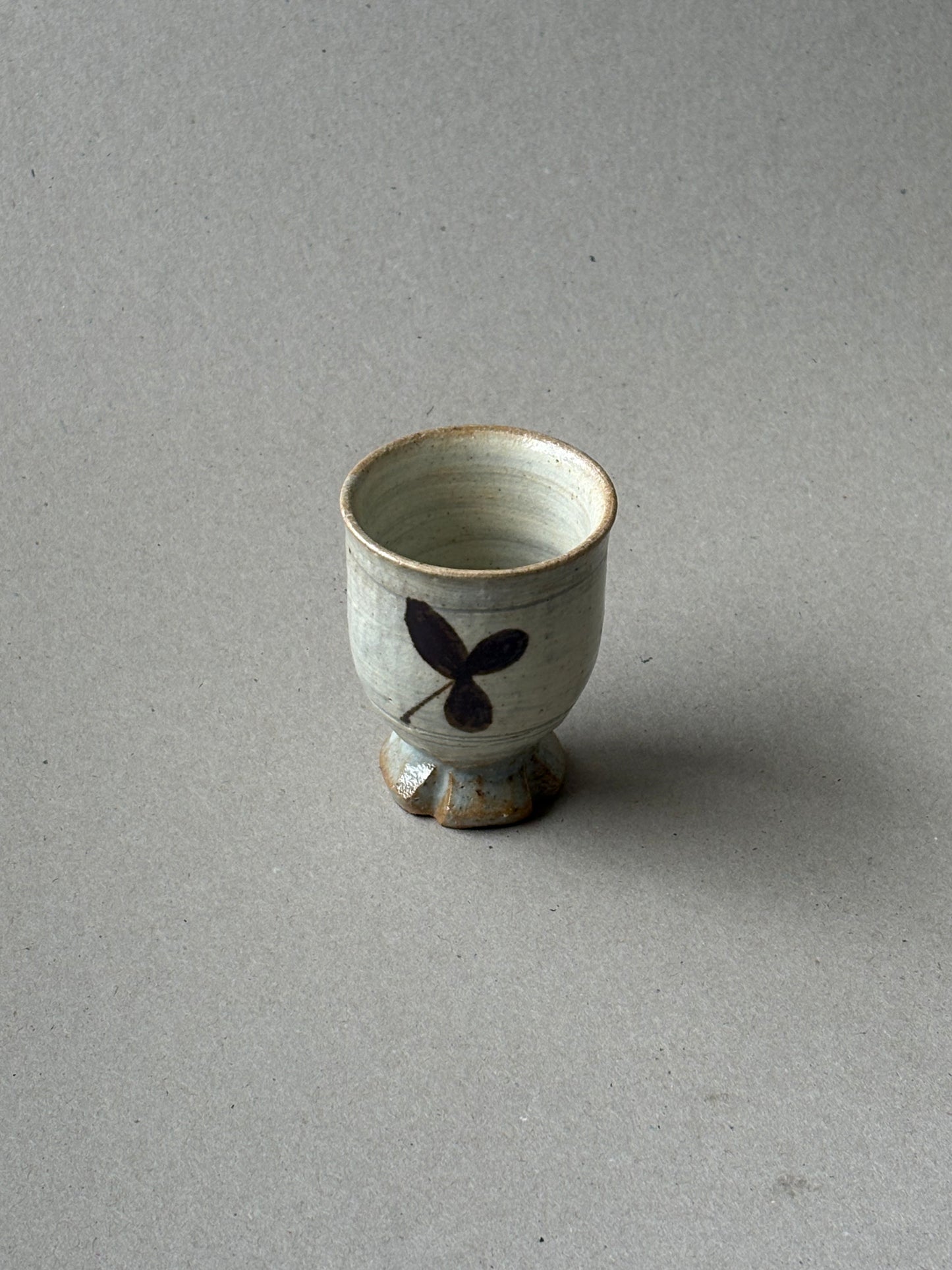 Footed teacup with a foliage motif 01