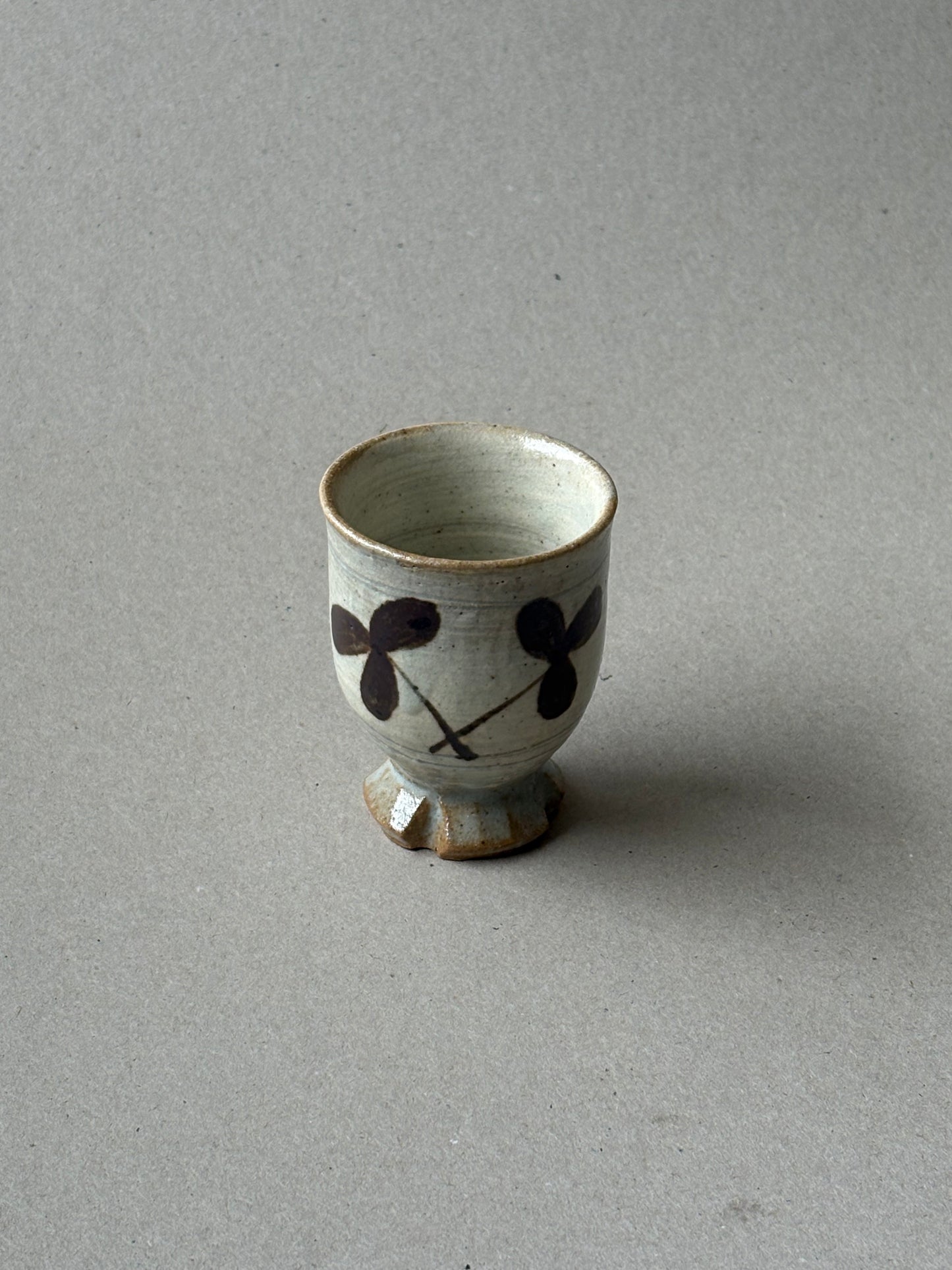 Footed teacup with a foliage motif 01