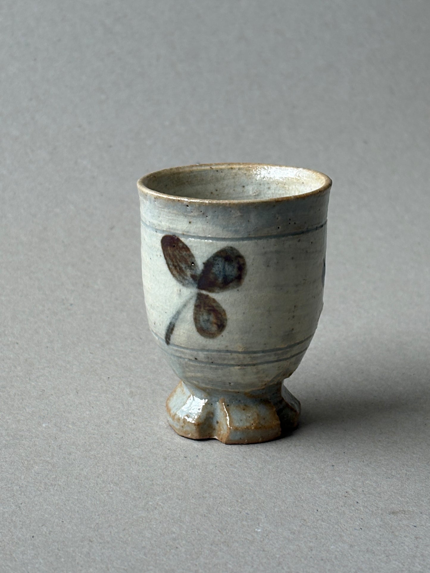 Footed teacup with a foliage motif 02