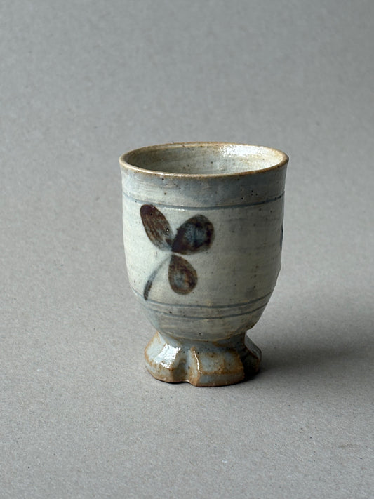 Footed teacup with a foliage motif 02
