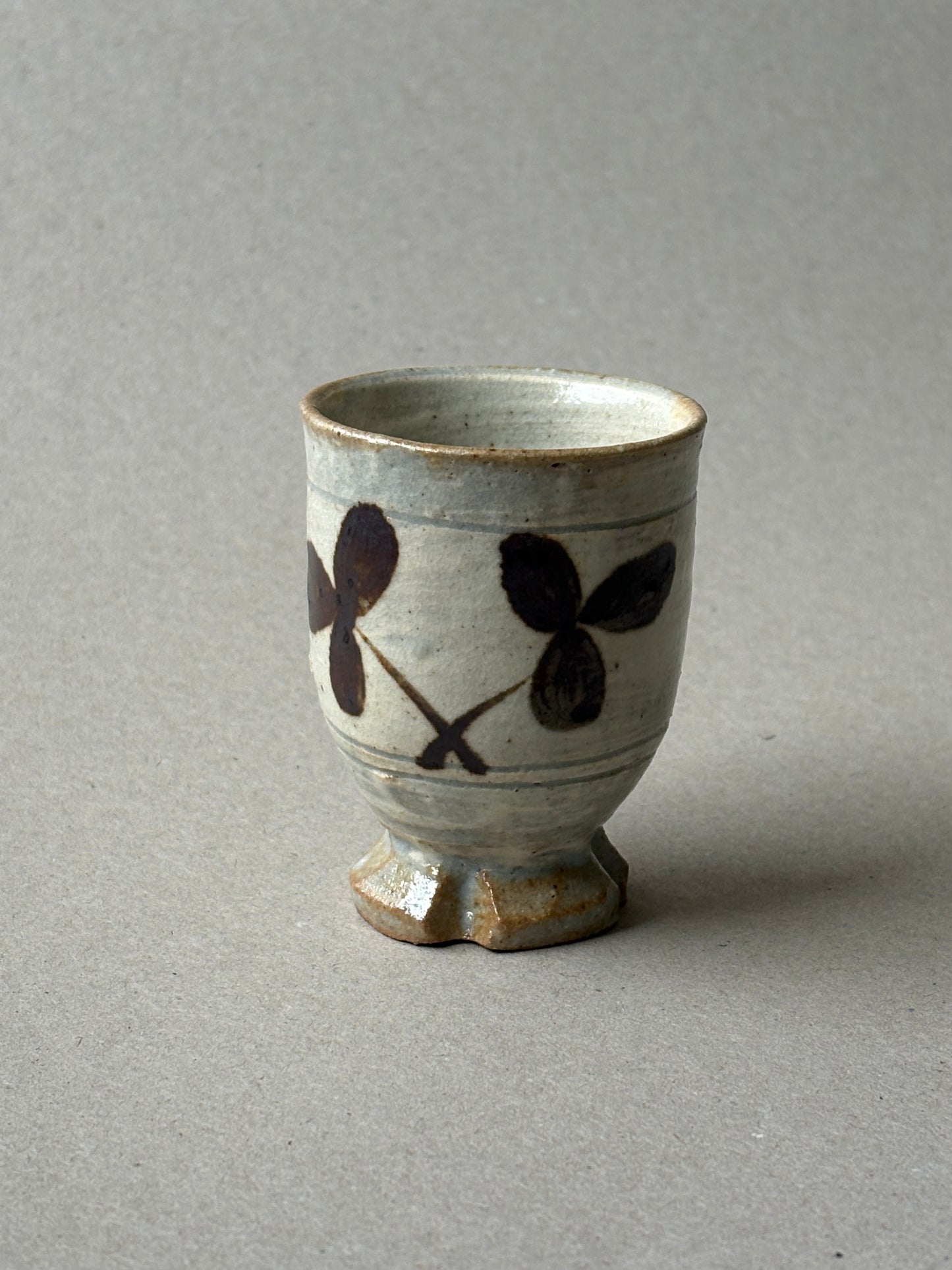 Footed teacup with a foliage motif 02