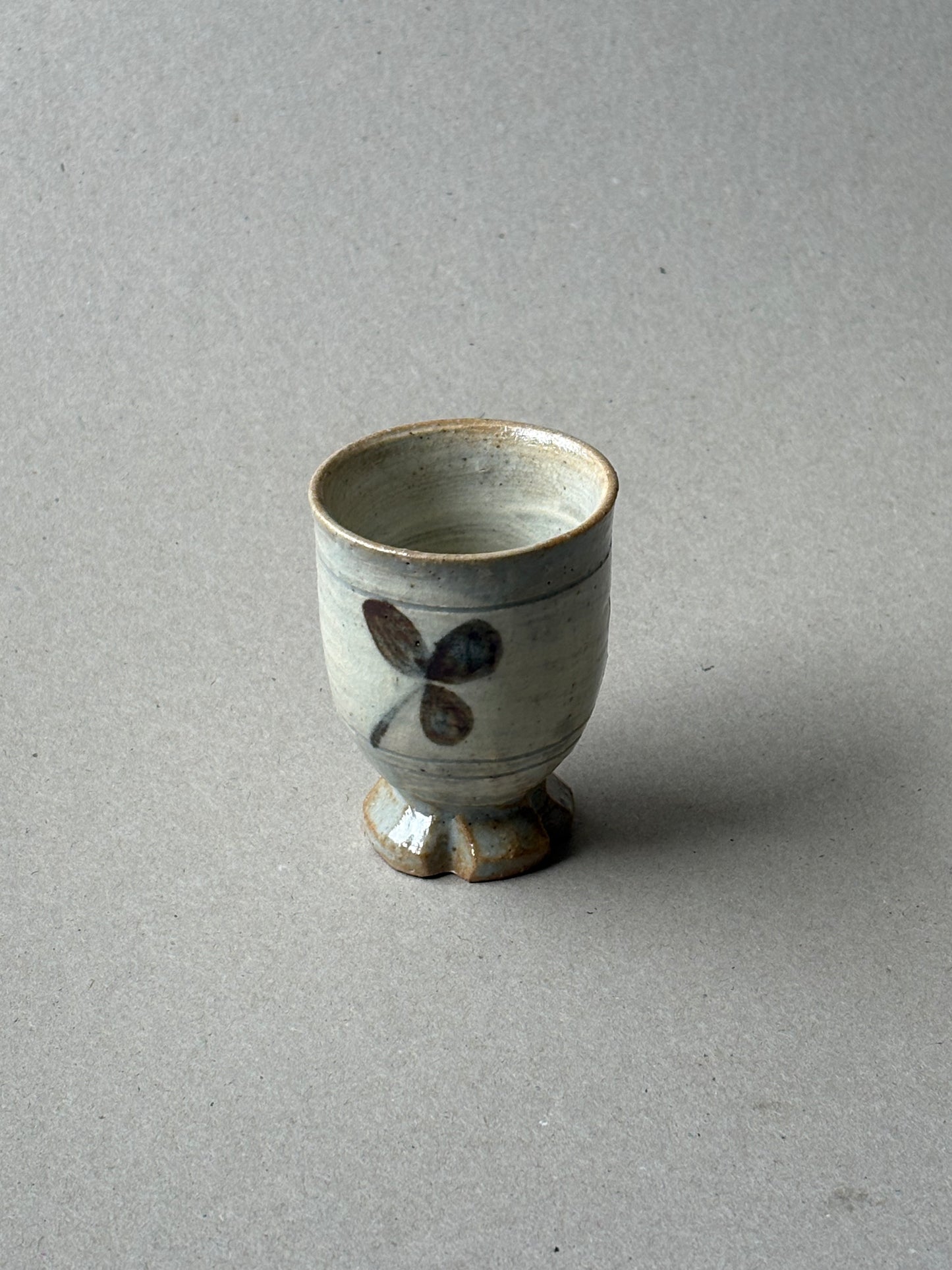Footed teacup with a foliage motif 02