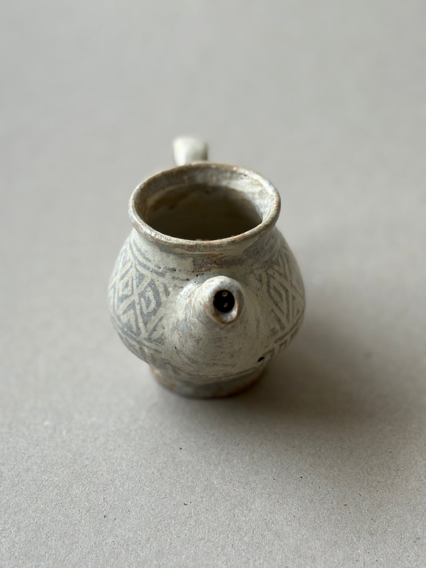 Inlaid pourer